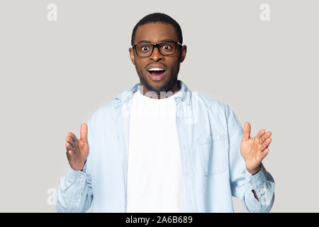 Head shot heureux African American man big size geste Banque D'Images