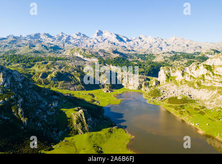 Vue panoramique avec vue sur la montagne Lacs de Covadonga à Picos de Europa, Espagne Banque D'Images