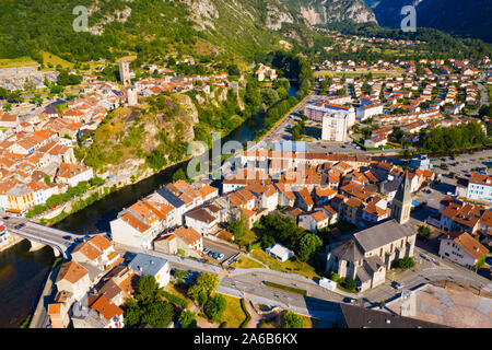 Vue aérienne de vieilles maisons en pierre et des rues de Tarascon-sur-Ariège, France Banque D'Images