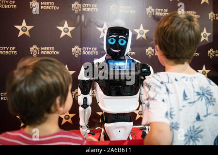 BRATISLAVA, SLOVAQUIE - OCT 25, 2019 Robot : Matthieu avec les visiteurs du centre commercial à Bratislava, Slovaquie Banque D'Images