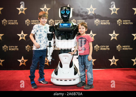 BRATISLAVA, SLOVAQUIE - OCT 25, 2019 Robot : Matthieu avec les visiteurs du centre commercial à Bratislava, Slovaquie Banque D'Images