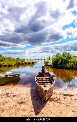 Seignosse, Landes, France - 06 septembre 2019 - Vue de bateaux dans l'avant de l'Étang Hardy Banque D'Images