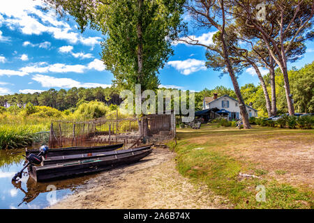 Seignosse, Landes, France - 06 septembre 2019 - Vue de bateaux dans l'avant de l'Étang Hardy Banque D'Images