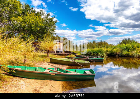 Seignosse, Landes, France - 06 septembre 2019 - Vue de bateaux dans l'avant de l'Étang Hardy Banque D'Images