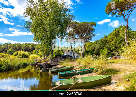 Seignosse, Landes, France - 06 septembre 2019 - Vue de bateaux dans l'avant de l'Étang Hardy Banque D'Images