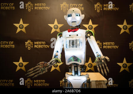 BRATISLAVA, SLOVAQUIE - OCT 25, 2019 : Robot THESPIAN démontre ses compétences pour les visiteurs au centre commercial à Bratislava, Slovaquie Banque D'Images