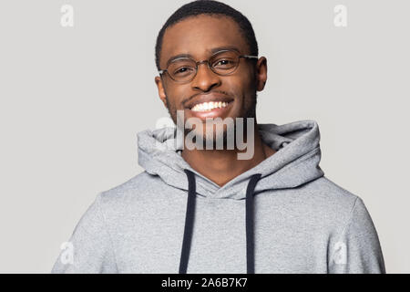 Head shot portrait of smiling African American man wearing glasses Banque D'Images