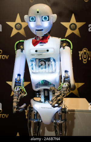 BRATISLAVA, SLOVAQUIE - OCT 25, 2019 : Robot THESPIAN démontre ses compétences pour les visiteurs au centre commercial à Bratislava, Slovaquie Banque D'Images