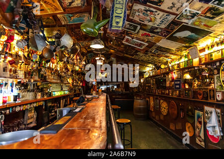 Bayonne, France - 06 septembre 2019 - intérieur du bar 'Chai Ramina' de la ville de Bayonne. Banque D'Images