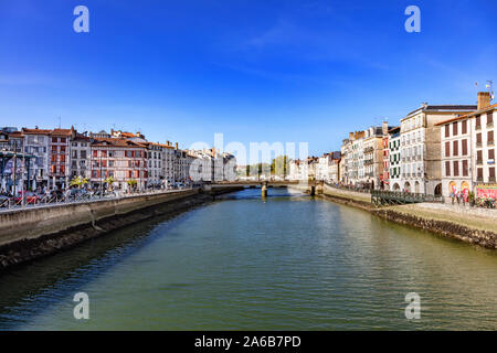 Bayonne, France - 06 septembre 2019 - Vue de restaurants et la Nive de la ville de Bayonne. Banque D'Images