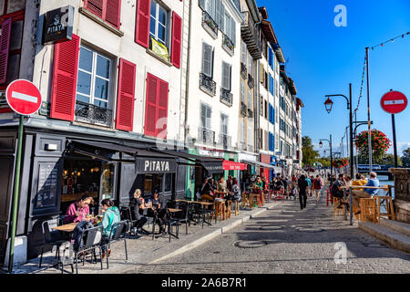 Bayonne, France - 06 septembre 2019 - Vue de restaurants et la Nive de la ville de Bayonne. Banque D'Images