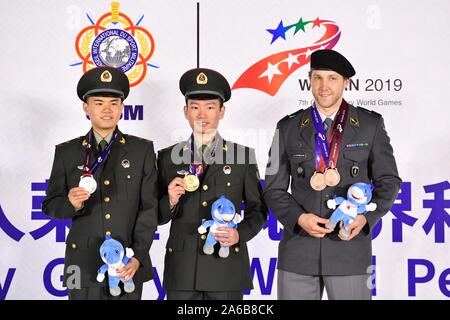 Wuhan, province du Hubei en Chine. 25 octobre, 2019. Médaillé d'or Bo Cao (C) de la Chine, de l'argent olympique Zhao Zhonghao (L) de Chine et de bronze Jan Lochbihler de Suisse assister à la cérémonie de la 300m carabine de tir rapide militaire de tir individuel à la 7e Jeux Mondiaux Militaires du CISM à Wuhan, capitale de la province du Hubei en Chine centrale, le 25 octobre 2019. Credit : Jiang Kehong/Xinhua/Alamy Live News Banque D'Images