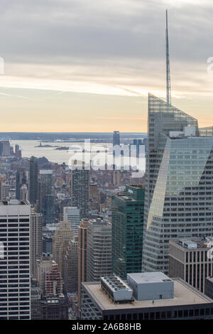 Vue du coucher de soleil sur la ville de Manhattan et de l'Empire State Building du haut du rocher sur le Rockefeller Center Banque D'Images