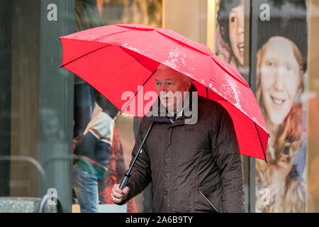 Preston, Lancashire, Royaume-Uni. 25 octobre 2019. Absolument atroce conditions que des pluies torrentielles se déverse vers le bas sur les clients bravant les rues de la ville de Preston dans le Lancashire. Tous les manteaux et parapluies à l'prêt comme l'instabilité de la météo d'automne frappe à une notification de moments dans la région du nord-ouest de l'Angleterre. Credit : Cernan Elias/Alamy Live News Banque D'Images