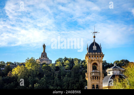 San Sebastián, Espagne - 07 septembre 2019 - Vue de la statue du Sacré-Cœur et un clocher de l'église Banque D'Images