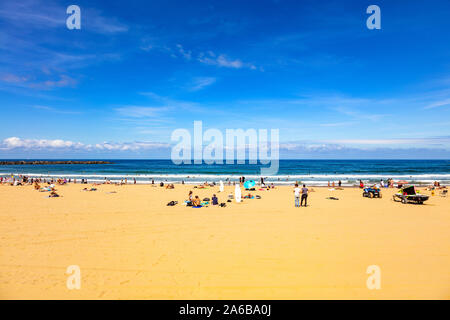 San Sebastian, Espagne - 07 septembre 2019 - vue sur la plage, les surfeurs et les touristes Banque D'Images