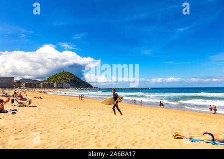 San Sebastian, Espagne - 07 septembre 2019 - vue sur la plage, les surfeurs et les touristes Banque D'Images