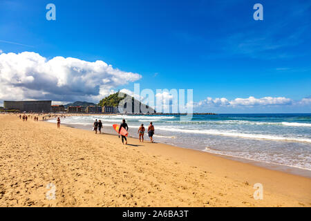 San Sebastian, Espagne - 07 septembre 2019 - vue sur la plage, les surfeurs et les touristes Banque D'Images