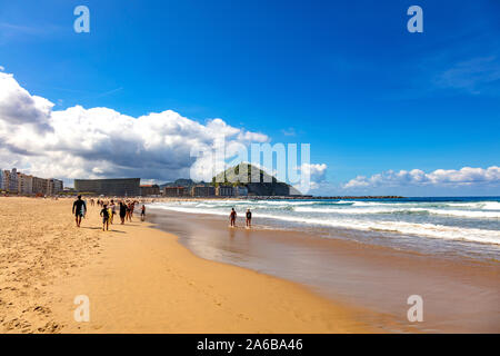 San Sebastian, Espagne - 07 septembre 2019 - vue sur la plage, les surfeurs et les touristes Banque D'Images