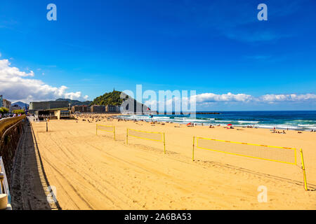 San Sebastian, Espagne - 07 septembre 2019 - vue sur la plage, les surfeurs et les touristes Banque D'Images