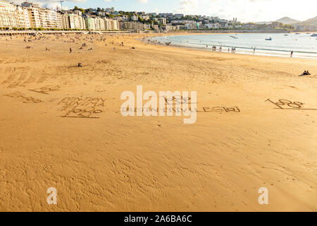 San Sebastian, Espagne - 07 septembre 2019 - vue sur la plage, les surfeurs et les touristes Banque D'Images