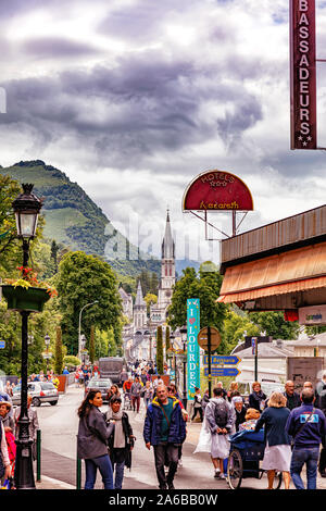 LOURDES - JUIN - 15 - 2019 : Basilique de Notre-Dame du Rosaire à Lourdes, France Banque D'Images