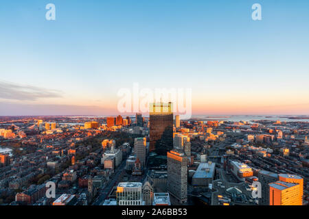 Boston cityscape, vue aérienne de la skyline de Boston pendant le coucher du soleil Banque D'Images