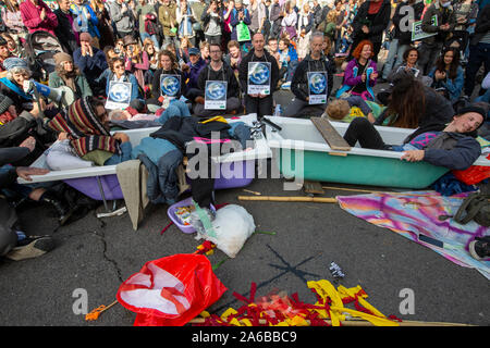 Londres, 10 octobre 2019, l'extinction des militants rébellion occupent les routes autour de Trafalgar Square avec baignoire, et personnes liées ensemble. Banque D'Images