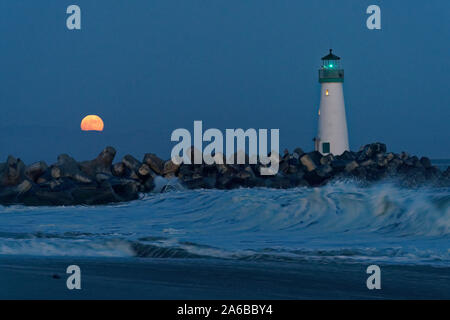 La pleine lune se lève au-dessus de la port de plaisance de Santa Cruz Banque D'Images