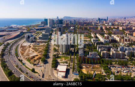 Vue panoramique vue aérienne du quartier moderne de Diagonal Mar i el Front Maritim del Poblenou en zone côtière de Barcelone, Espagne Banque D'Images