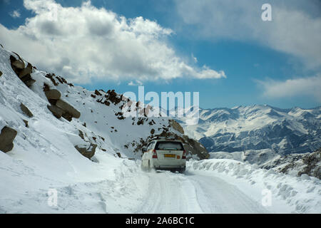 JAMMU Cachemire, Inde - le 22 mars : Indiens driving van Sur Keylong Route Leh Leh - Manali Highway dans Himalaya mountain apporter voyageurs aller à la Leh Banque D'Images