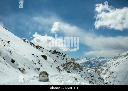 JAMMU Cachemire, Inde - le 22 mars : Indiens driving van Sur Keylong Route Leh Leh - Manali Highway dans Himalaya mountain apporter voyageurs aller à la Leh Banque D'Images