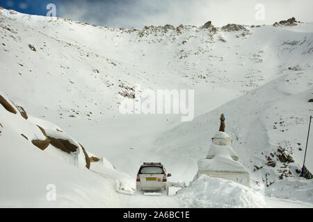 JAMMU Cachemire, Inde - le 22 mars : Indiens driving van Sur Keylong Route Leh Leh - Manali Highway dans Himalaya mountain apporter voyageurs aller à la Leh Banque D'Images