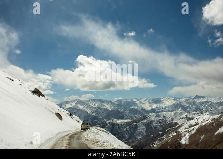 JAMMU Cachemire, Inde - le 22 mars : Indiens driving car Sur Keylong Route Leh Leh - Manali Highway dans Himalaya mountain apporter voyageurs aller à la Leh Banque D'Images