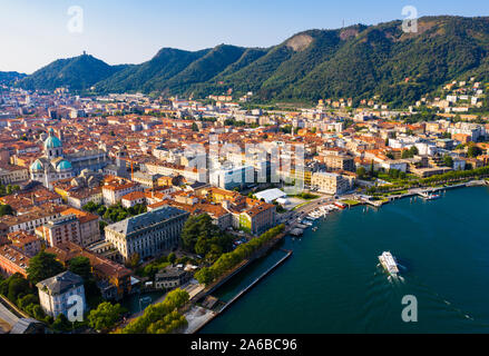 Voir des zones résidentielles de la ville italienne de Como avec Cathédrale et le célèbre lac de Côme à sunny day Banque D'Images