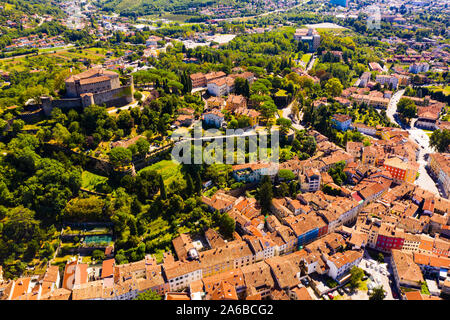 Vue aérienne de la ville de Gorizia, surplombant l'ancienne forteresse sur haut sur la colline dans la ville ensoleillée journée d'automne, Italie Banque D'Images