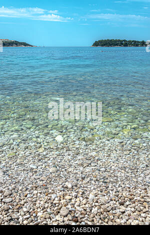 Plage de galets et mer peu profonde Banque D'Images