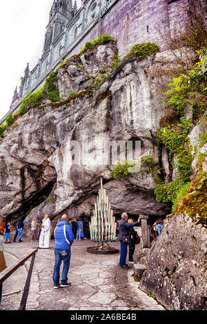 LOURDES - 15 juin 2019 : vue de la cave, la cathédrale et les fidèles du Sanctuaire de Lourdes, France Banque D'Images