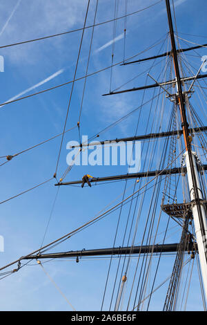 Personne travaillant dans la corde / cordes et gréement sur le pont principal du célèbre plateau clipper Cutty Sark voilier / bateau / bateau en cale sèche à Greenwich, Londres. UK. (105) Banque D'Images