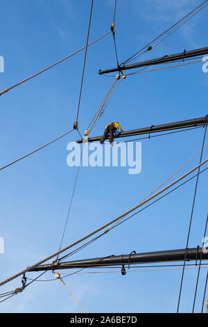 Personne travaillant dans la corde / cordes et gréement sur le pont principal du célèbre plateau clipper Cutty Sark voilier / bateau / bateau en cale sèche à Greenwich, Londres. UK. (105) Banque D'Images