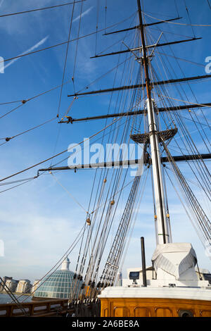 Personne travaillant dans la corde / cordes et gréement sur le pont principal du célèbre plateau clipper Cutty Sark voilier / bateau / bateau en cale sèche à Greenwich, Londres. UK. (105) Banque D'Images