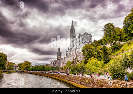 LOURDES - 15 juin 2019 : point de vue sur la grotte, la cathédrale, le château et les pèlerins du sanctuaire de Lourdes, France Banque D'Images