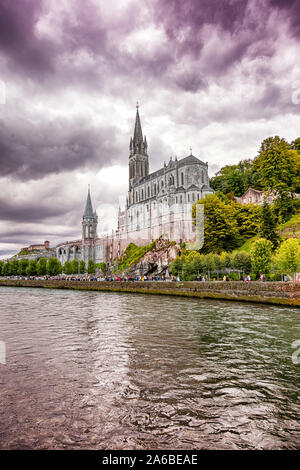 LOURDES - 15 juin 2019 : point de vue sur la grotte, la cathédrale, le château et les pèlerins du sanctuaire de Lourdes, France Banque D'Images