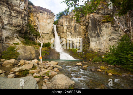 Cascade Chorrillo del Salto Senda sur journée d'été. En Patagonie, Argentine, Amérique du Sud Banque D'Images