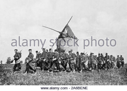 WW1 infanterie française sur le mois de mars à la bataille de l'Yser, vintage photographie de 1914 Banque D'Images