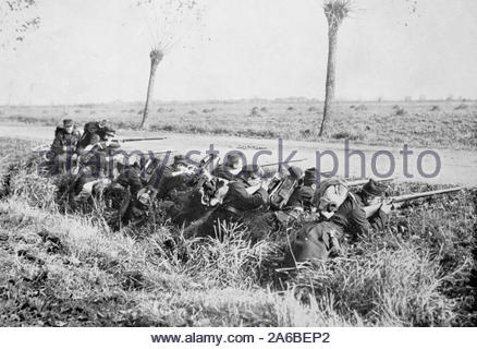 WW1 troupes belges défendant une route en Flandre occidentale, Belgique vintage photographie de 1914 Banque D'Images