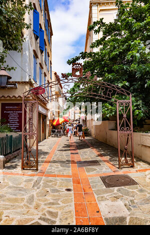 Banyuls-sur-Mer - Juillet 21, 2019 : Saint Pierre rue commerçante, Banyuls-sur-Mer, Pyrénées-Orientales, Catalogne, Languedoc-Roussillon, France Banque D'Images