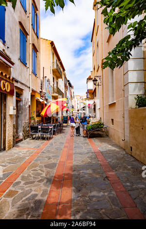 Banyuls-sur-Mer - Juillet 21, 2019 : Saint Pierre rue commerçante, Banyuls-sur-Mer, Pyrénées-Orientales, Catalogne, Languedoc-Roussillon, France Banque D'Images