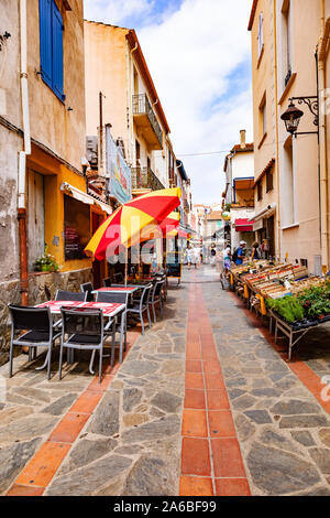 Banyuls-sur-Mer - Juillet 21, 2019 : Saint Pierre rue commerçante, Banyuls-sur-Mer, Pyrénées-Orientales, Catalogne, Languedoc-Roussillon, France Banque D'Images