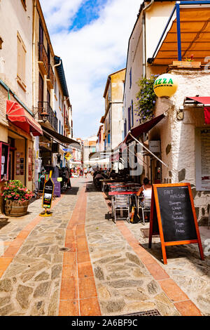 Banyuls-sur-Mer - Juillet 21, 2019 : Saint Pierre rue commerçante, Banyuls-sur-Mer, Pyrénées-Orientales, Catalogne, Languedoc-Roussillon, France Banque D'Images